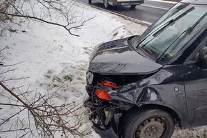 Wypadek na DK16 na trasie Olsztyn-Ostróda. 24-latka nie opanowała samochodu i wjechała w barierki