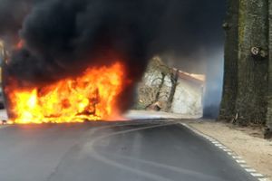 Pożar busa na trasie Dobre Miasto-Jeziorany. Droga jest zablokowana