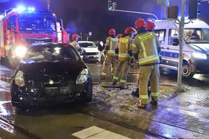 Wypadek na ul. Tuwima w Olsztynie. Kierowca volkswagena zepchnął alfę romeo na torowisko [ZDJĘCIA]