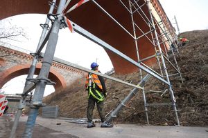 Kolejne utrudnienia w ruchu podczas remontu wiaduktów kolejowych nad Łyną w Olsztynie. Wyjazd z ul. Wyzwolenia jest zamknięty