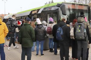 Przepełnione autobusy to koszmar mieszkańców Olsztynka. Linia 129 z Olsztyna pęka w szwach