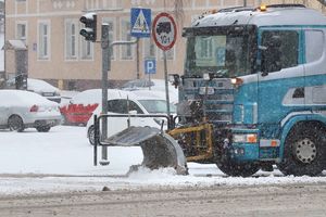 Marcowy atak zimy. Trudne warunki na drogach w Olsztynie, ślisko w całym województwie [AKTUALIZACJE]