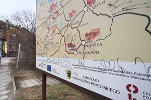Prosto z ulicy: Wandale dopisali nowe atrakcje do mapy zabytków przy Wysokiej Bramie w Olsztynie