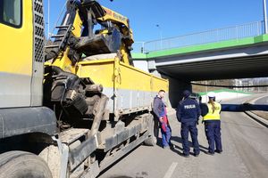 Kierowca ciężarówki nie zmieścił się pod wiaduktem na ul. Obiegowej w Olsztynie i zerwał rurę gazową