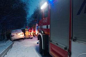 Wypadek w gminie Braniewo. Kobieta uderzyła w leżące na drodze drzewo [ZDJĘCIA]