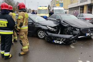 Młody kierowca Hyundaia rozbił drogiego Mercedesa przed mostem Jana 