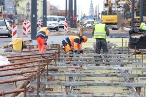 Prosto z ulicy: Praca przy inwestycji tramwajowej w Olsztynie wre