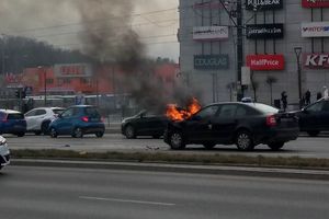 Z OSTATNIEJ CHWILI: Pożar taksówki pod Galerią Warmińską w Olsztynie. Służby są w drodze na miejsce