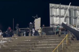 Kibice Olimpii Elbląg demolowali stadion Stomilu Olsztyn. Rzucili stołem w swojego i zostali spacyfikowani [VIDEO]