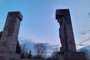 Dlaczego pomnik oddający hołd okupantom, gwałcicielom i mordercom wciąż góruje nad Olsztynem?