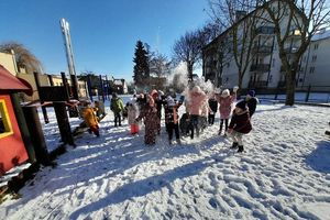 „Zdrowa i aktywna zima”- zabawy na świeżym powietrzu dzieci z Przedszkola Miejskiego [ZDJĘCIA]
