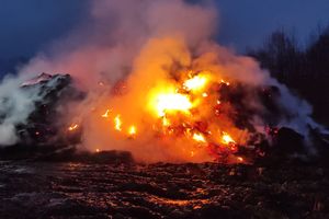 Pożar na terenie kotłowni we Fromborku. Strażacy mają za sobą już 22 godziny działań gaśniczych przy stercie balotów [ZDJĘCIA]