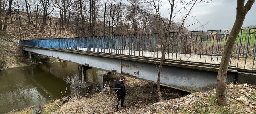 Burmistrz Jacek Wiśniowski i zastępca Tomasz Nykiel podczas oględzin mostu