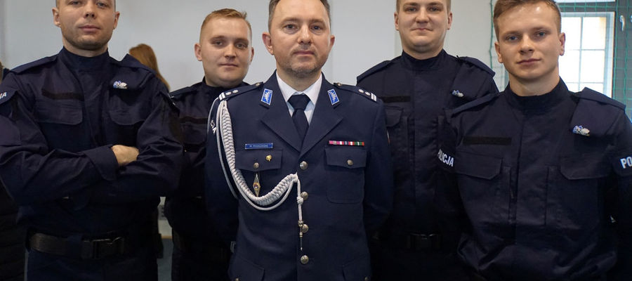 Czterej nowi policjanci wraz z komendantem Waldemarem Pankowskim (pośrodku)