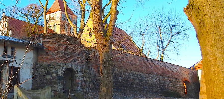 Ta baszta i fragment muru w ogrodzie parafii wymaga pilnej interwencji konserwatorów