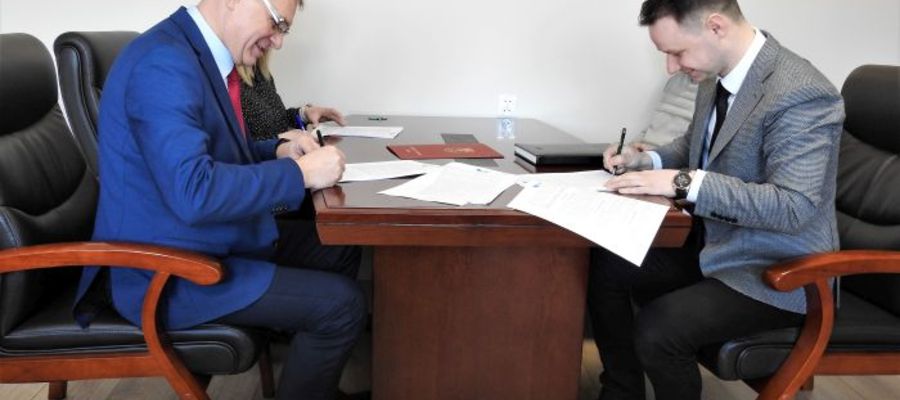 Burmistrz Rynu Jarosław Filipek podpisał z firmą SZTEMBUD Łukasz Sztemberg umowę na realizację Zakątka Zadumy