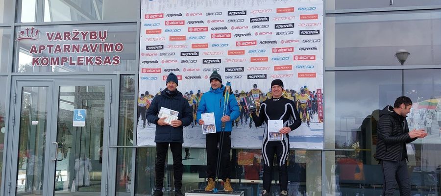 Daniel Żamojtuk na najwyższym stopniu podium maratonu narciarskiego na Litwie 