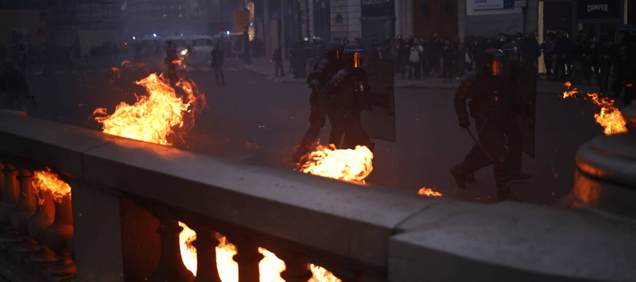 Rekordowa liczba demonstrantów w Paryżu; wciąż trwają ostre starcia z policją