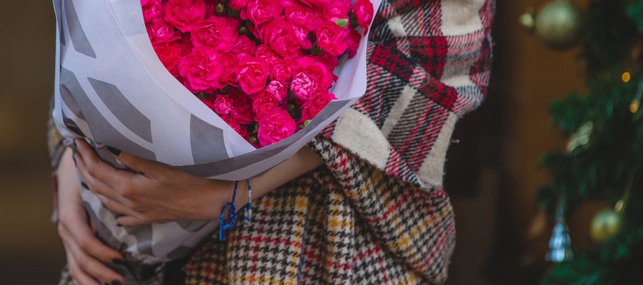 Dzień Kobiet w przedwojennej Polsce był traktowany bardzo marginalnie. Dopiero w czasach PRL-u nastąpił rozkwit jego popularności. Jego symbolem stał się wręczany tego dnia kobietom goździk. – Nie było chyba uroczystości, bez tych charakterystycznych kwiatów – wspomina 63-letnia Bożena.