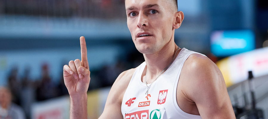 Michał Rozmys na mecie eliminacyjnego biegu na 1500 m