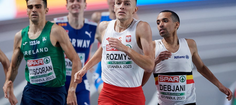Michał Rozmys w eliminacyjnym biegu na 1500 m podczas halowych mistrzostw Europy w Stambule