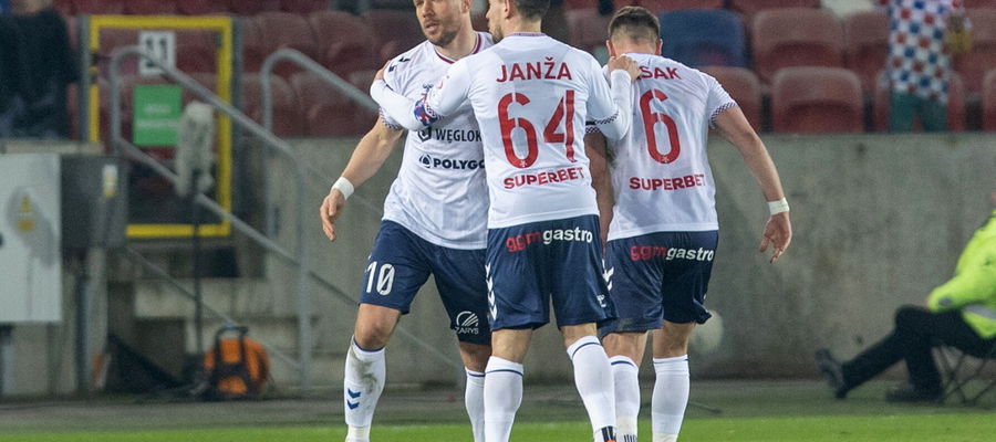 Radość piłkarzy Górnika Zabrze (od lewej): Lukas Podolski, Erik Janza i Damian Rasak