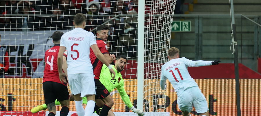 Karol Świderski strzela zwycięska bramkę w meczu z Albanią
