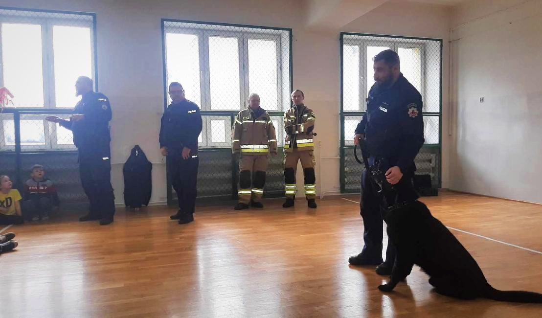 Spotkanie policjantów z Ełku i strażaków z OSP Prostki z dziećmi z SP w Prostkach