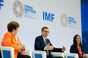 Premier Mateusz Morawiecki w MFW: wygrana Ukrainy usunie przeszkody dla szybszego wzrostu gospodarczego 