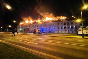 PILNE: Płonie centrum handlowe w Ełku. Strażacy walczą z pożarem