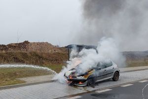 Pożar samochodu na drodze serwisowej na wysokości Miodówka (powiat olsztyński)