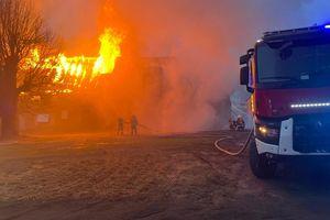 [ZDJĘCIA] Podczas świątecznego weekendu strażacy interweniowali przy 910 pożarach; zginęło 8 osób, a 11 zostało rannych