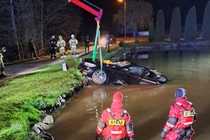 We wsi Zajezierze auto zatonęło w stawie, kierowca zdołał się wydostać