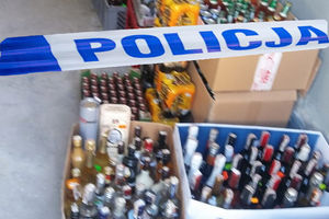 Elbląg: W sklepie przy ul. 1 Maja sprzedawali nielegalny alkohol bez koncesji. Teraz właściciel odpowie przed sądem