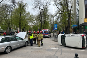 Siła uderzenia wywróciła auto - wypadek w centrum Ełku