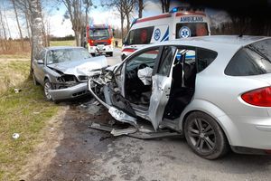 Piastowo k. Elbląga (gm. Milejewo): Zderzenie czołowe dwóch aut osobowych. Jedna osoba trafiła do szpitala [AKTUALIZACJA]