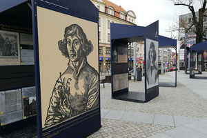 Kopernikańska wystawa przed ratuszem w Olsztynie