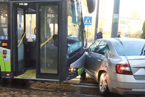 Zderzenie auta osobowego z autobusem miejskim na skrzyżowaniu ul. Żołnierskiej i Głowackiego w Olsztynie