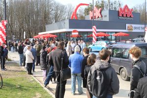 Setki osób na otwarciu restauracji MAX Premium Burgers w Olsztynie [ZDJĘCIA]