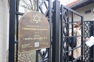 To pierwsza taka tablica na Warmii i Mazurach. W Olsztynie oznakowano dawny cmentarz żydowski