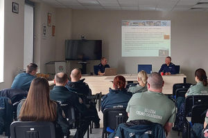 Bezledy - Bartoszyce: Policjanci szkolili funkcjonariuszy Służby Celno-Skarbowej 