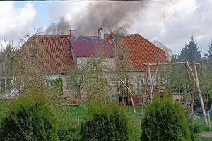 Z OSTATNIEJ CHWILI: Pożar domu w Jarnołtowie (pow. ostródzki). Cztery osoby ewakuowane. Z ogniem walczy 7 zastępów straży pożarnej