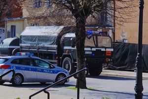 AKTUALIZACJA: Ewakuacja Urzędu Miasta w Dobrym Mieście. W budynku znajdowały się materiały wybuchowe