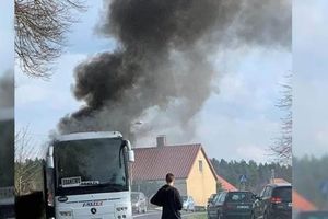 Pożar autokaru w Starym Dworze na DK 51. Pojazdem podróżowało 55 osób [VIDEO]