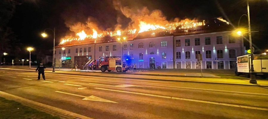 Z naszych informacji wynika, że pożarem jest objęty dach budynku o powierzchni 75x15m