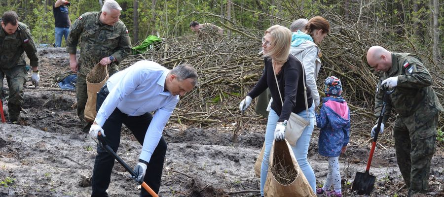 Tym razem odwiedzili nas przedstawiciele lokalnych instytucji i organizacji i służb, razem z którymi w miniony poniedziałek posadziliśmy dęby w leśnictwie Kadyny — przekazuje Nadleśnictwo Elbląg