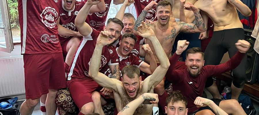 Radość piłkarzy Mazura Ełk po zwycięstwie w Sępopolu