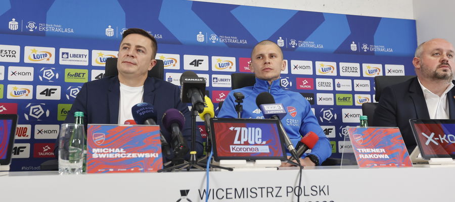 Na zdjęciu od lewej: właściciel Rakowa Michał Świerczewski, nowy trener Dawid Szwarga i wiceprezes PZPN Wojciech Cygan
