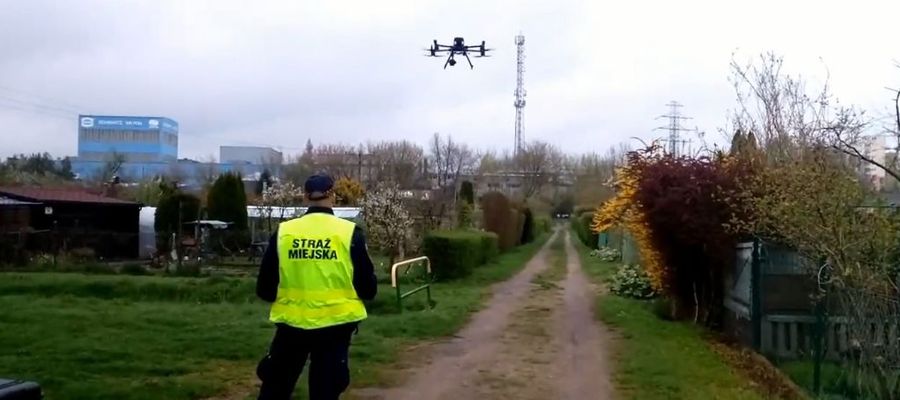 Dron umożliwia strażnikom miejskim patrolowanie ogródków działkowych z powietrza