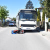 Kierująca motorowerem seniorka uderzyła w autobus